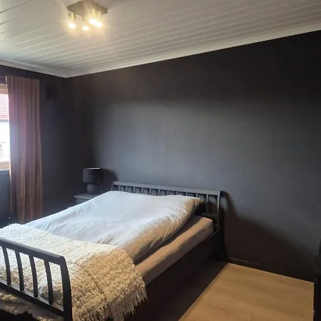 Newly Renovated House 11 Guests, 5 Bedrooms *