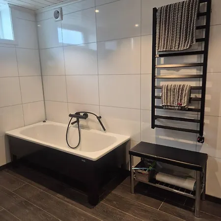 Newly Renovated House 11 Guests, 5 Bedrooms 펜션 *